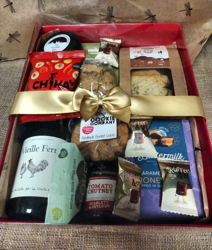 Red wine food hamper
